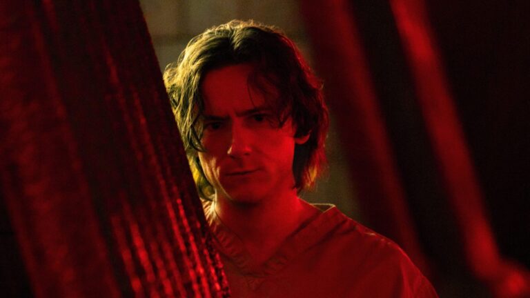 Comment les antécédents de travail social de Lewis Pullman ont façonné son approche de la sentinelle de Marvel: «Cela semblait très