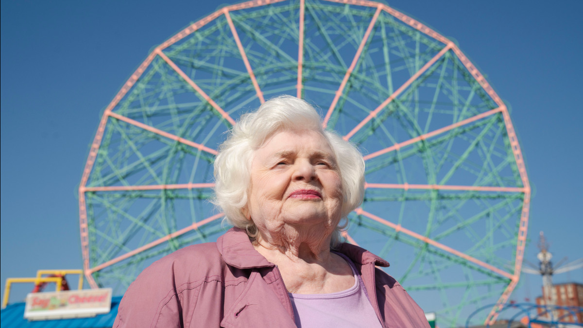 `` Eleanor the Great '' Review: June Squibb brille dans le léger mais efficace de Scarlett Johansson