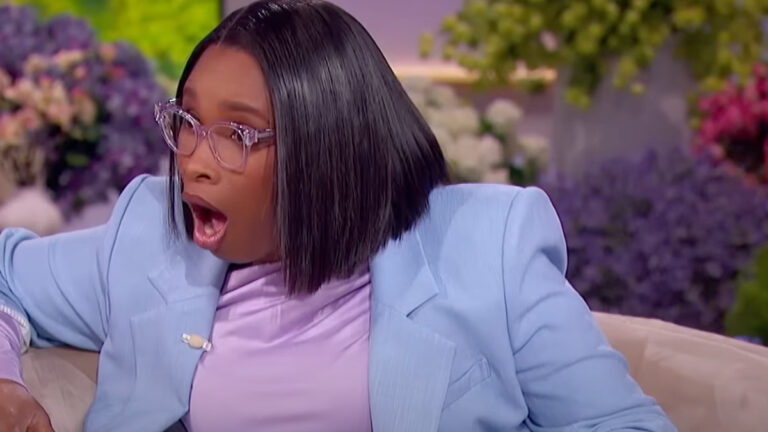 Jennifer Hudson tombe sans voix après que Kesha révèle qu'elle était une «Dreamgirls» supplémentaire | Vidéo