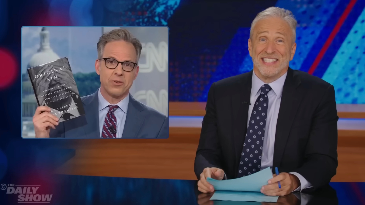 Jon Stewart se moque du livre de déclin de Biden de Jake Tapper: `` Ne pas les nouvelles, les gens doivent vous dire ce qu'ils
