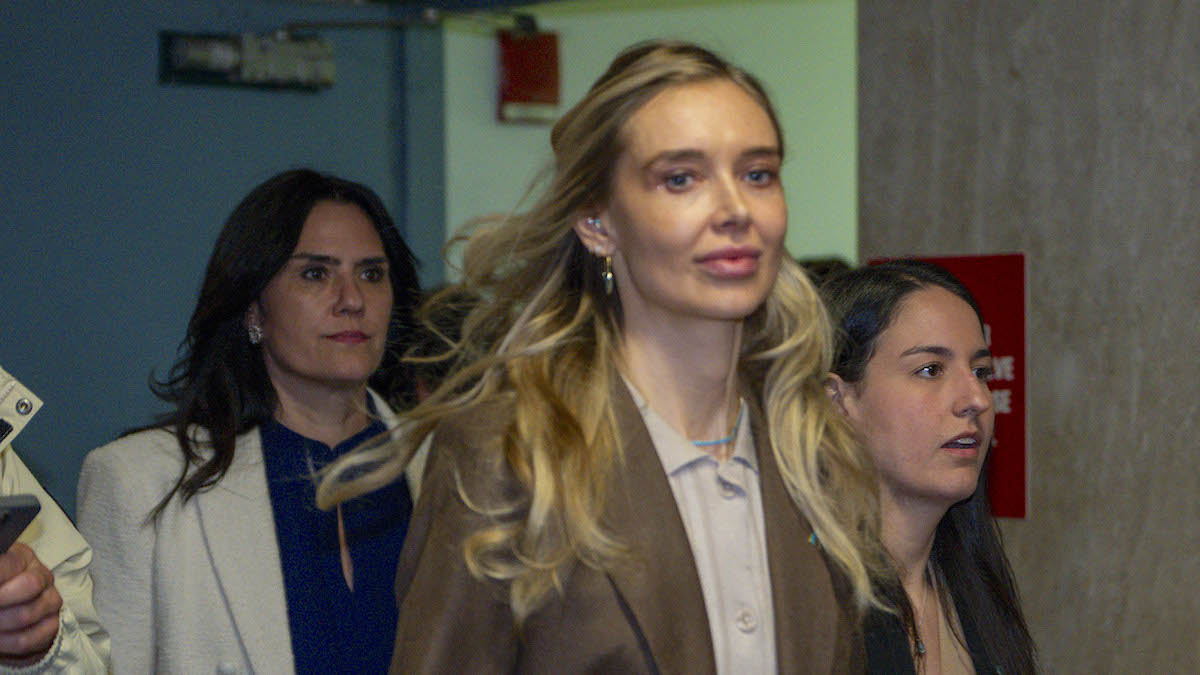 Le modèle polonais protestait alors que les avocats de Harvey Weinstein lisent son journal en cour: «Je ne suis pas jugé