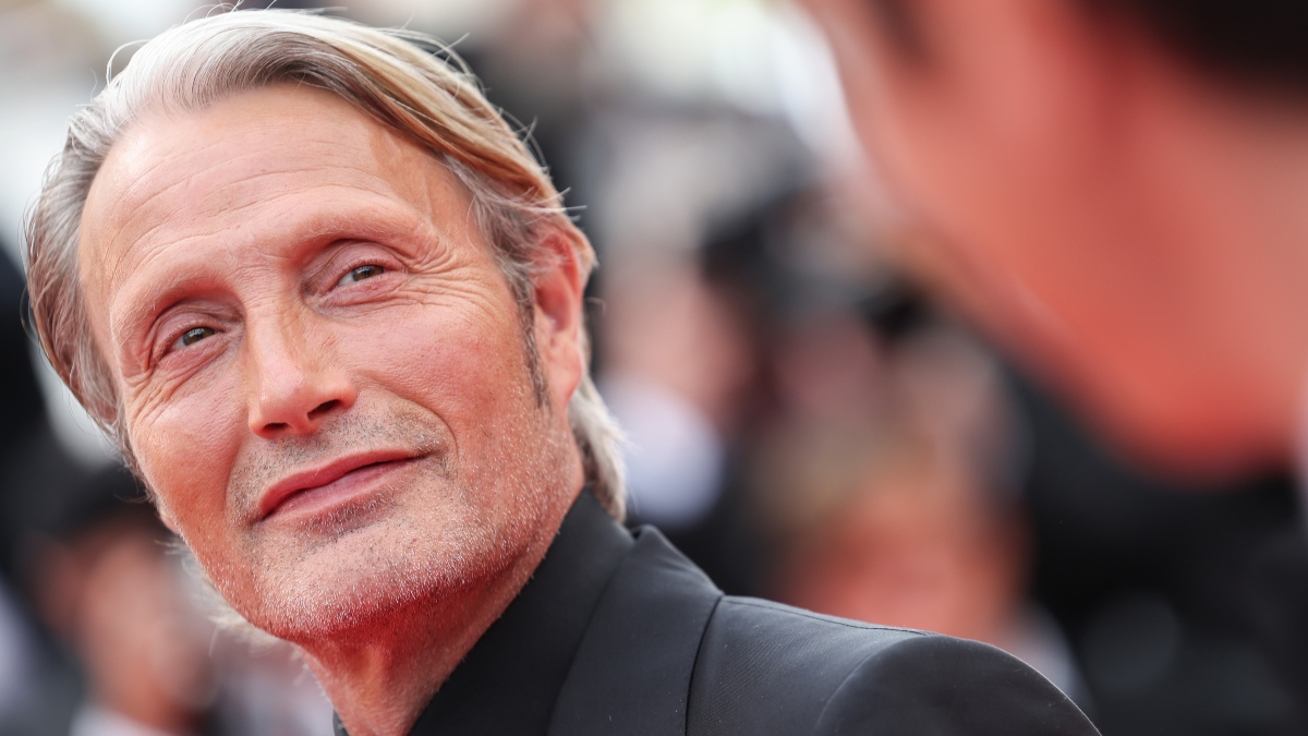 Mads Mikkelsen pour jouer dans les débuts de la réalisatrice de Lee Smith 'Sirius' pour la décalale du label néon