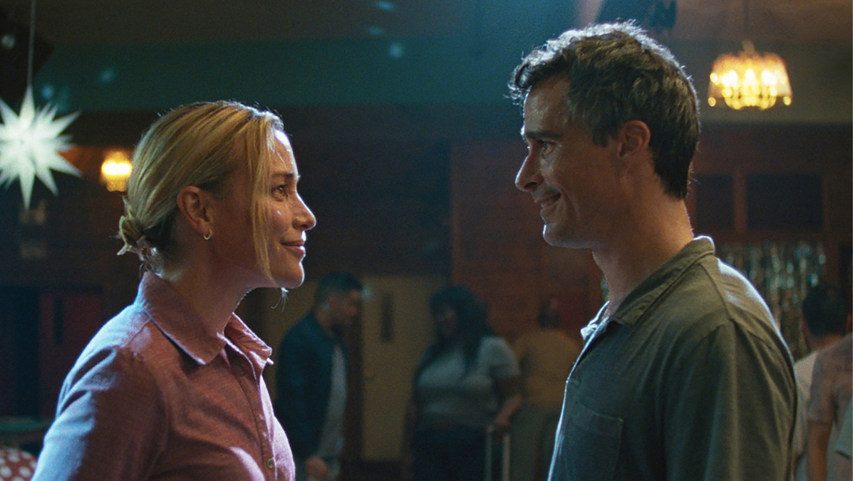 Revue 'Peak Everything': Offbeat Canadien Rom-Com trouve de l'amour face à l'apocalypse