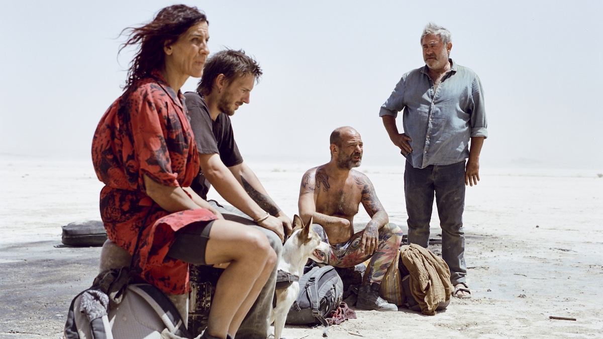 Revue `` Sirât '': le film routier alimenté en techno est `` Mad Max '' sans les cascades ni le plaisir