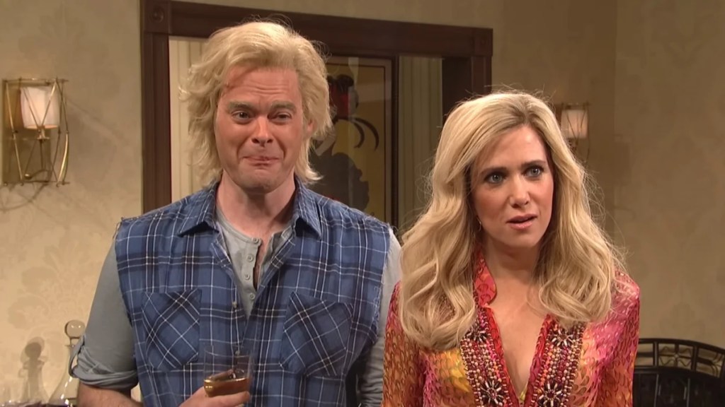 Bill Hader rit à côté de Kristen Wiig sur "Saturday Night Live".