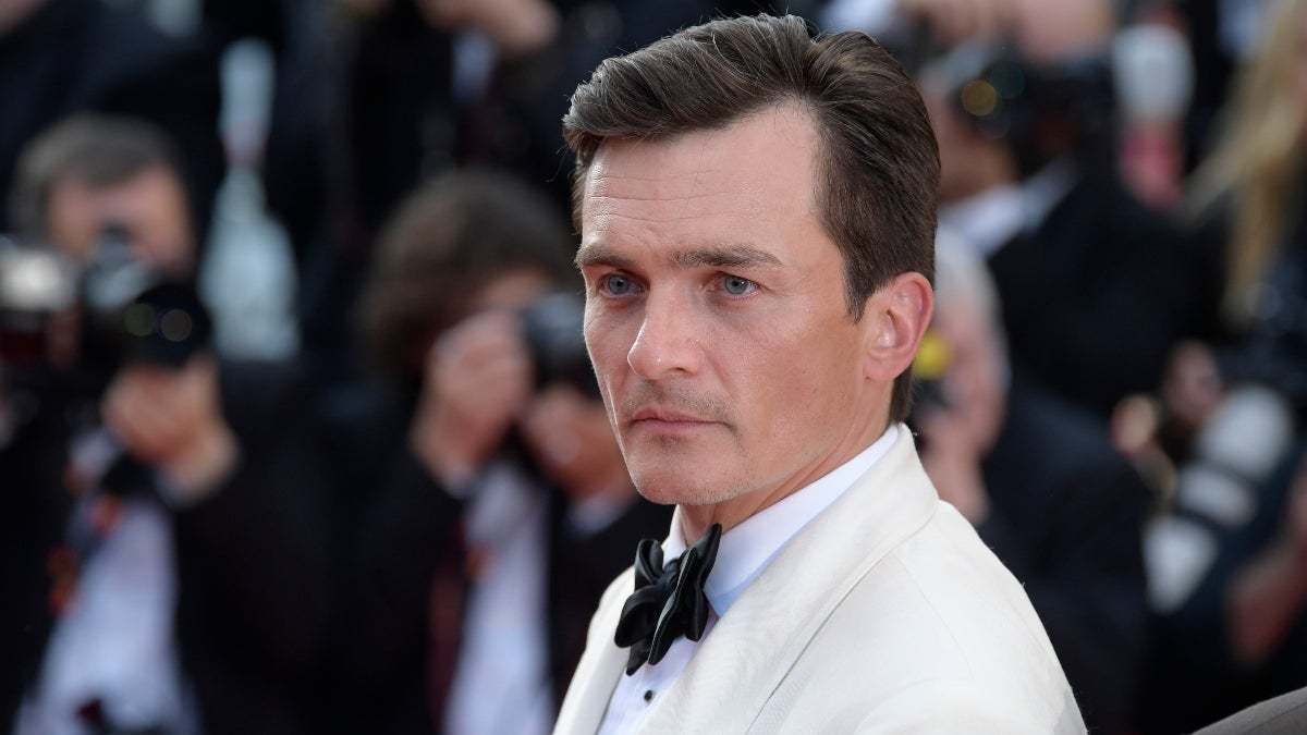 Rupert Friend a accidentellement raté la naissance de son enfant qui filme «Jurassic World Rebirth»: «Chérie,