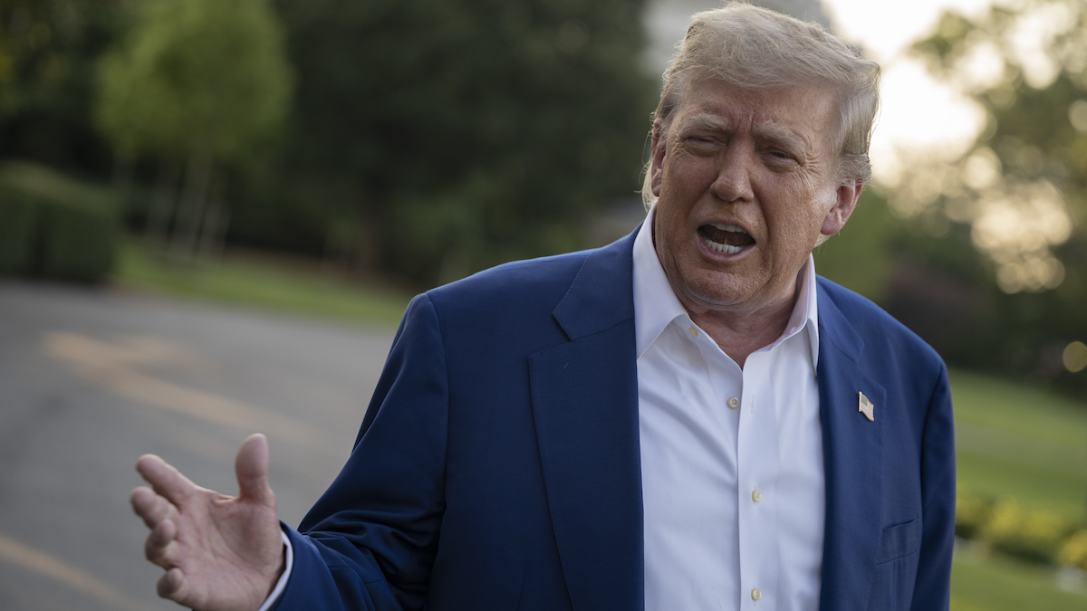 Trump imite Clint Eastwood, ose AOC pour le mettre en accusation: "Faites ma journée!"