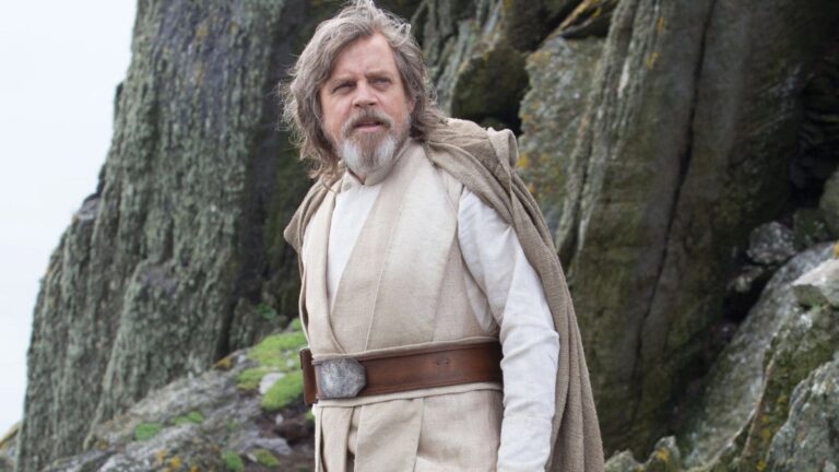 Mark Hamill partage la histoire de Luke Skywalker de Luke Skywalker qu'il a créé pour «The Last Jedi»