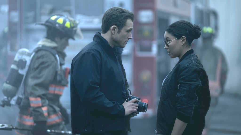 Taron Egerton et Jurnee Smollett dans "Smoke"