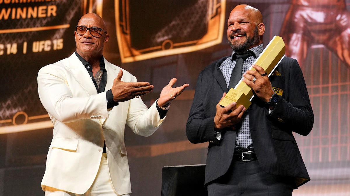 Dwayne 'The Rock' Johnson aide à introniser Mark Kerr au Temple de la renommée de l'UFC avant 'The Smashing