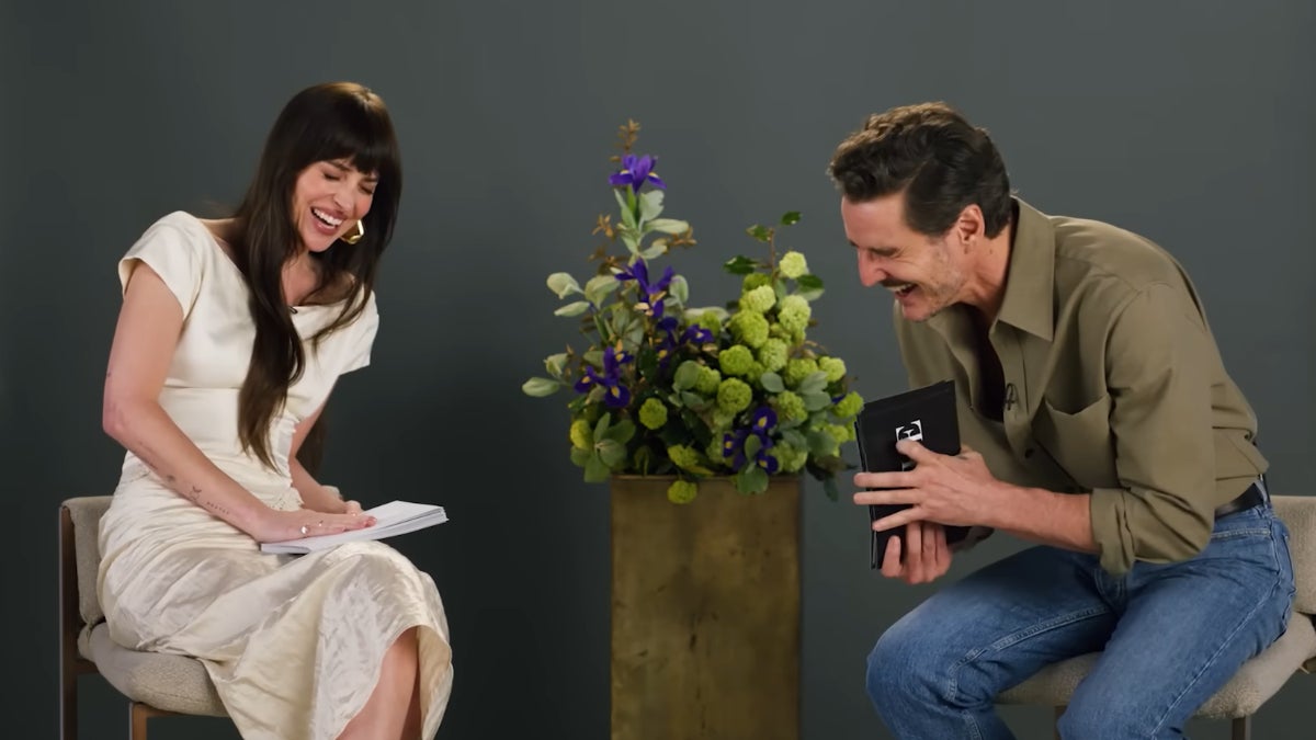 Dakota Johnson et Pedro Pascal le perdent absolument sur sa surprenante `` cinquante nuances de gris ''