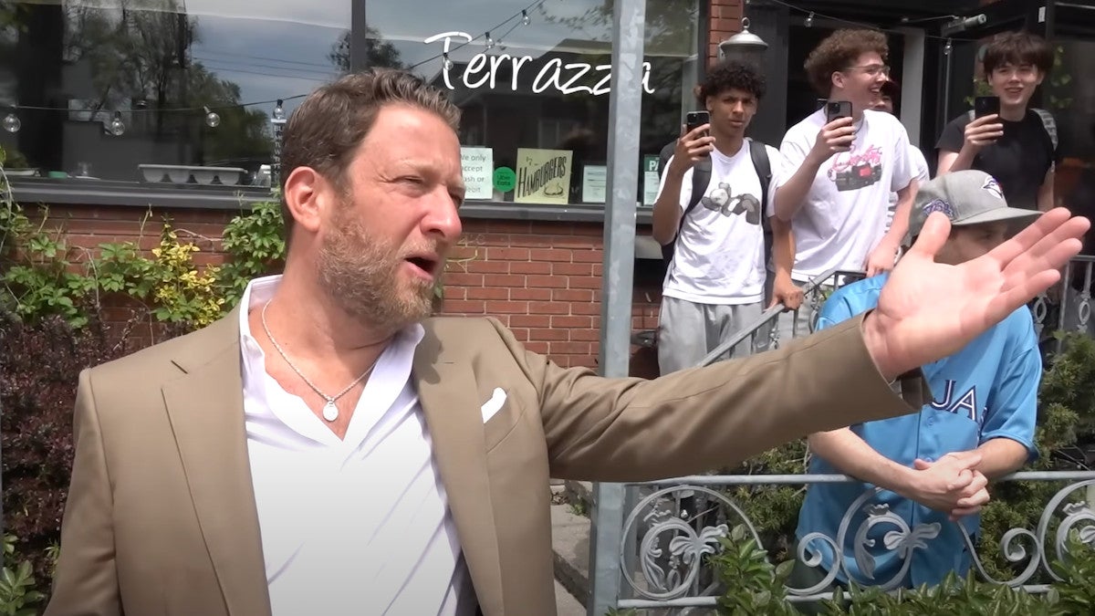 Dave Portnoy gronde les fans des adolescents pour avoir ri alors que quelqu'un crie «F - K les Juifs! Pendant la pizza de Toronto