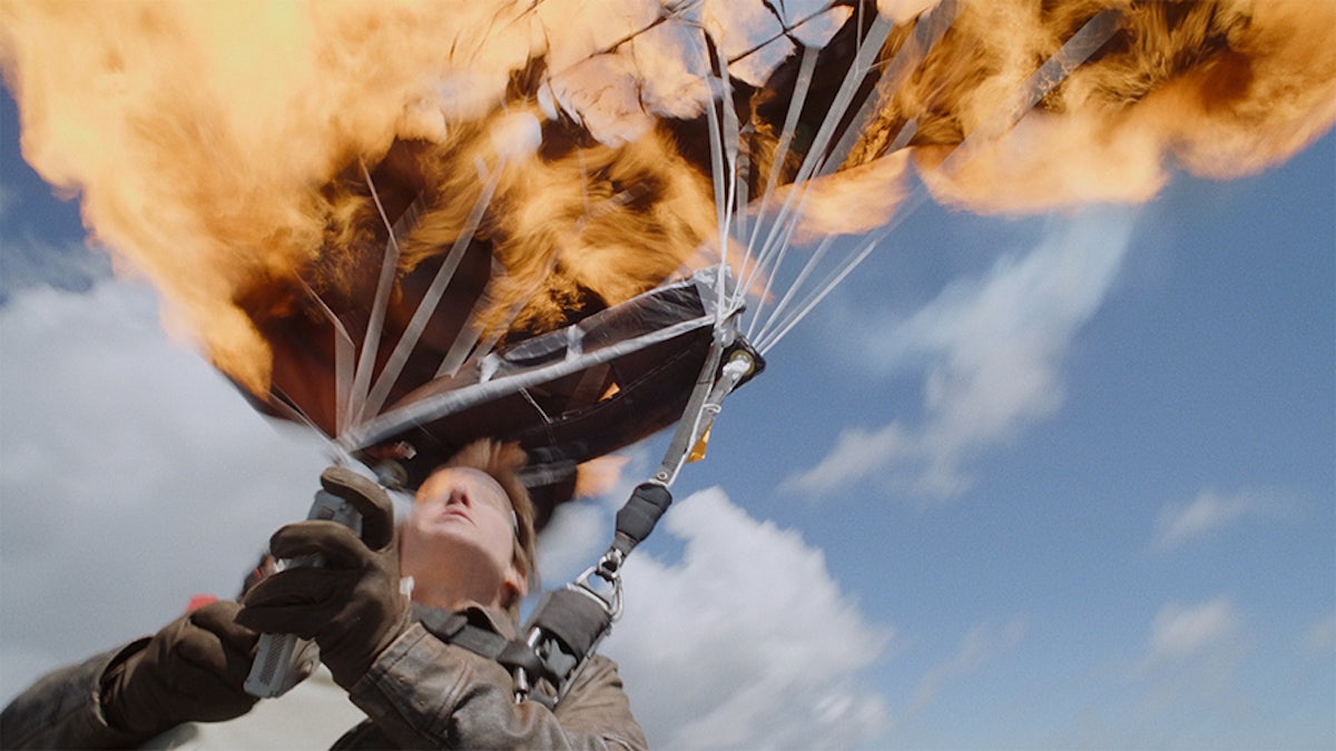 Tom Cruise établit un record du monde Guinness pour «les sauts de parachute les plus brûlants»