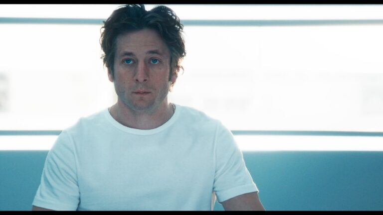 FX&rsquo;s « The Bear » Serves Another Course Of Dreamlike Intensity in Season
