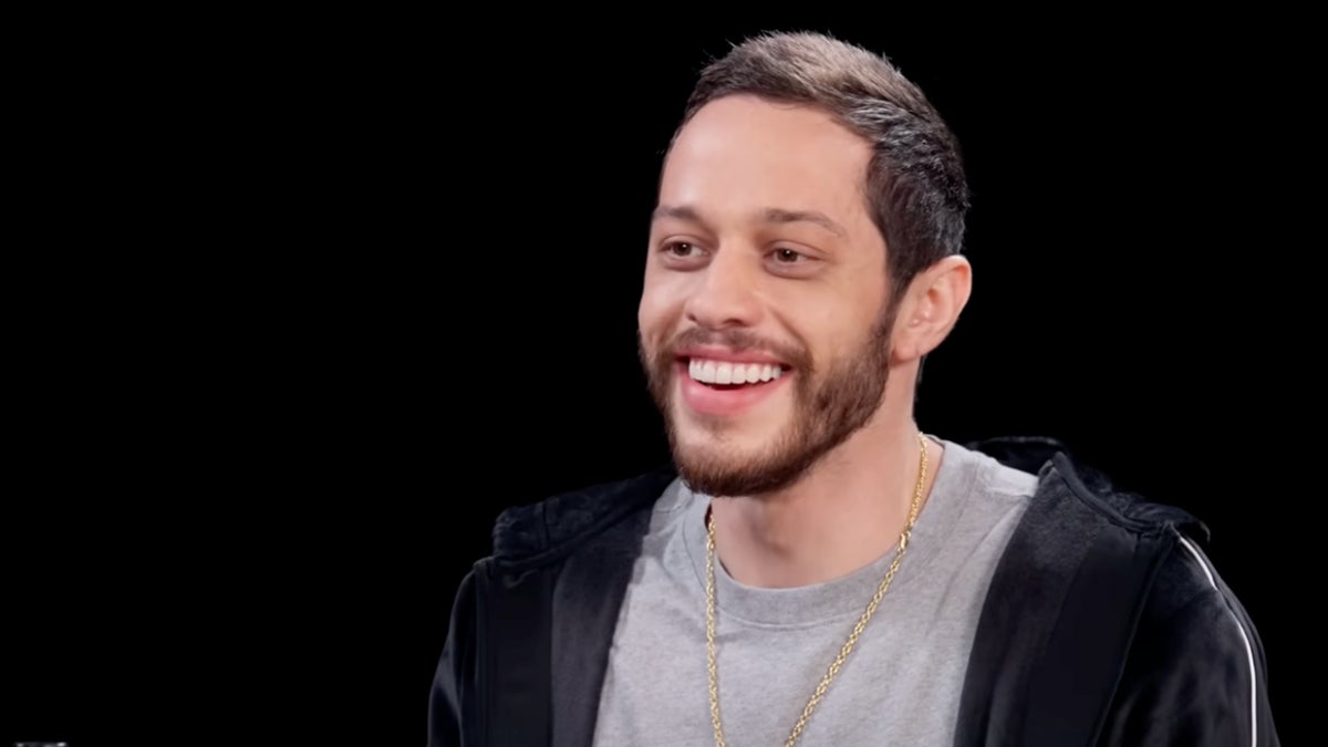 Pete Davidson révèle le tatouage «humiliant de Dave Chappelle, il couvert de« Jaws »Shark:« So Dumb »|