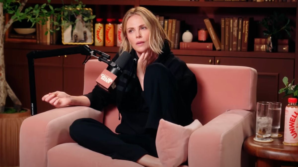 Charlize Theron dit que le réalisateur sans nom qui l'a harcelée sexuellement a tendu la main après l'allégation 2019: