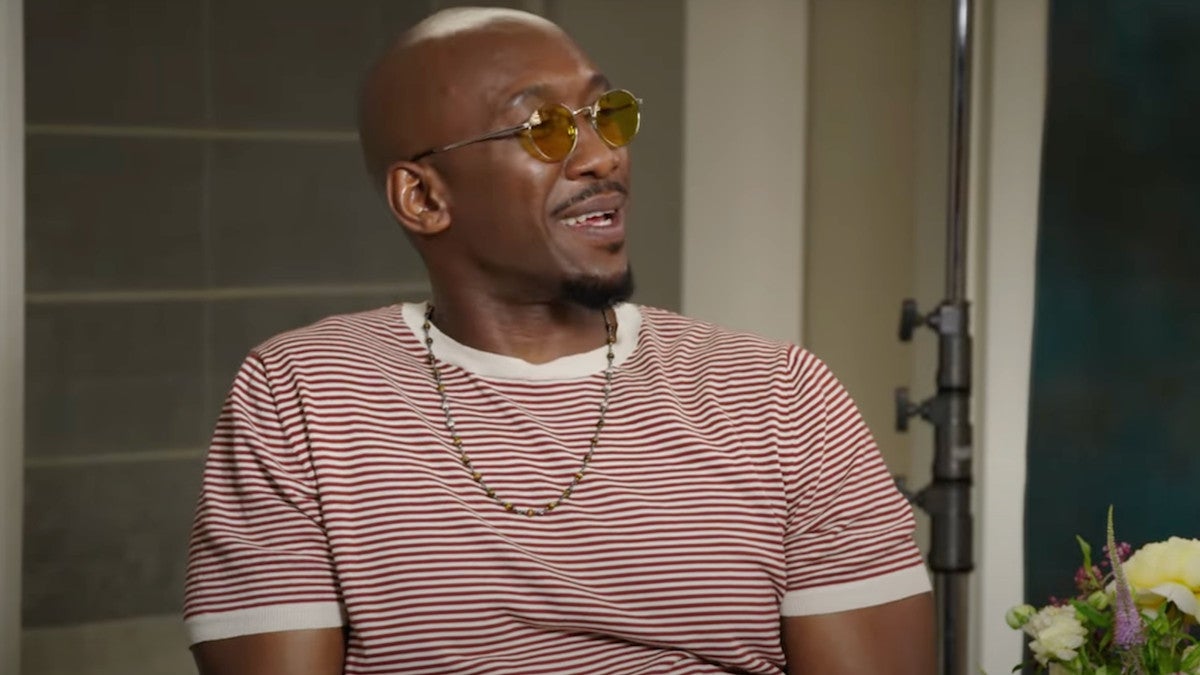 Mahershala Ali esquive Scarlett Johansson, Jonathan Bailey le grillant sur son travail Marvel: `` Laissez-moi