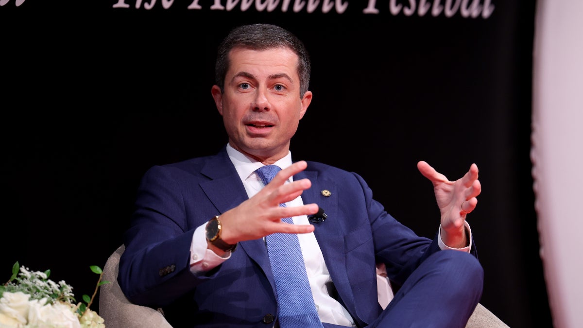 Pete Buttigieg fait une apparence sportive étonnamment effrontée pour présenter «Lib of the Year»
