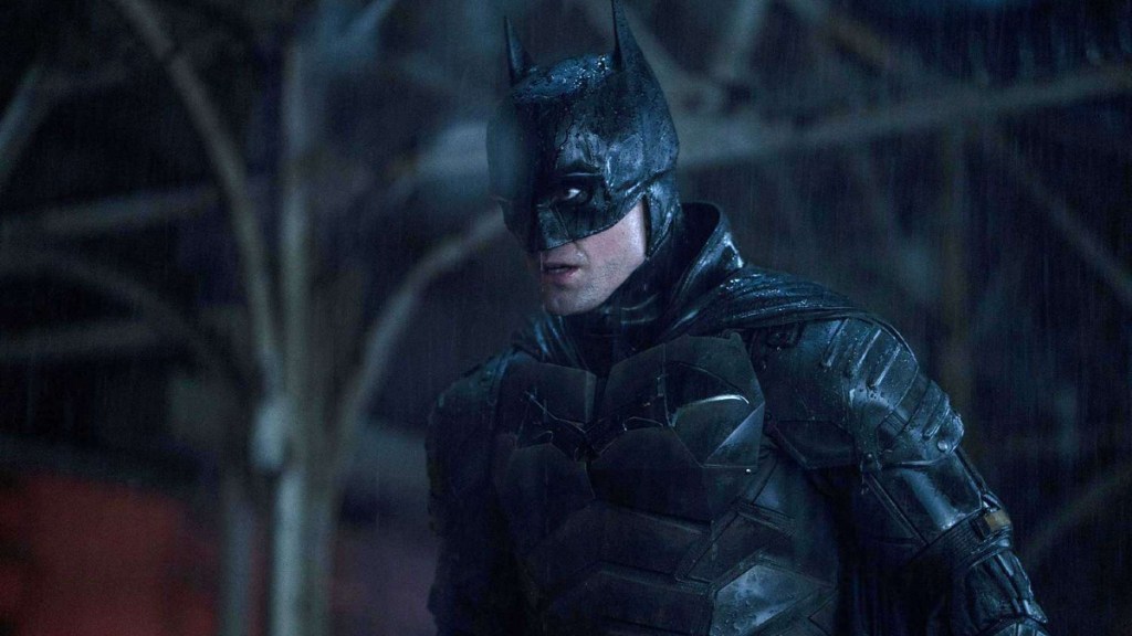 Robert Pattinson portant la combinaison dans "The Batman".
