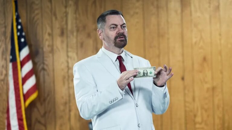 Revue «souverain»: Nick Offerman terrifie en tragique d'extrême droite True