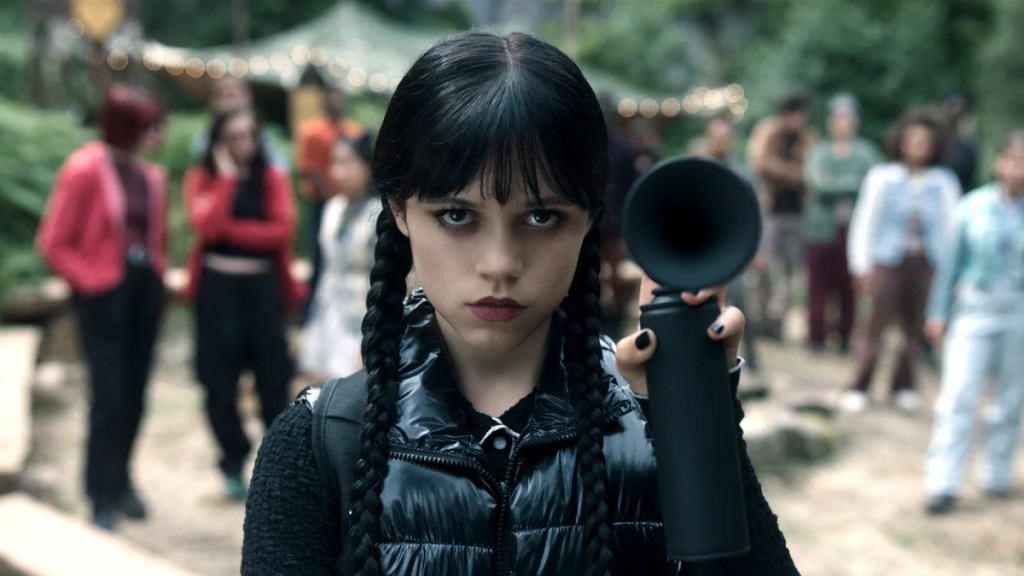 Jenna Ortega s'habille en tout noir comme mercredi Addams tout en tenant une aérodynamique noire