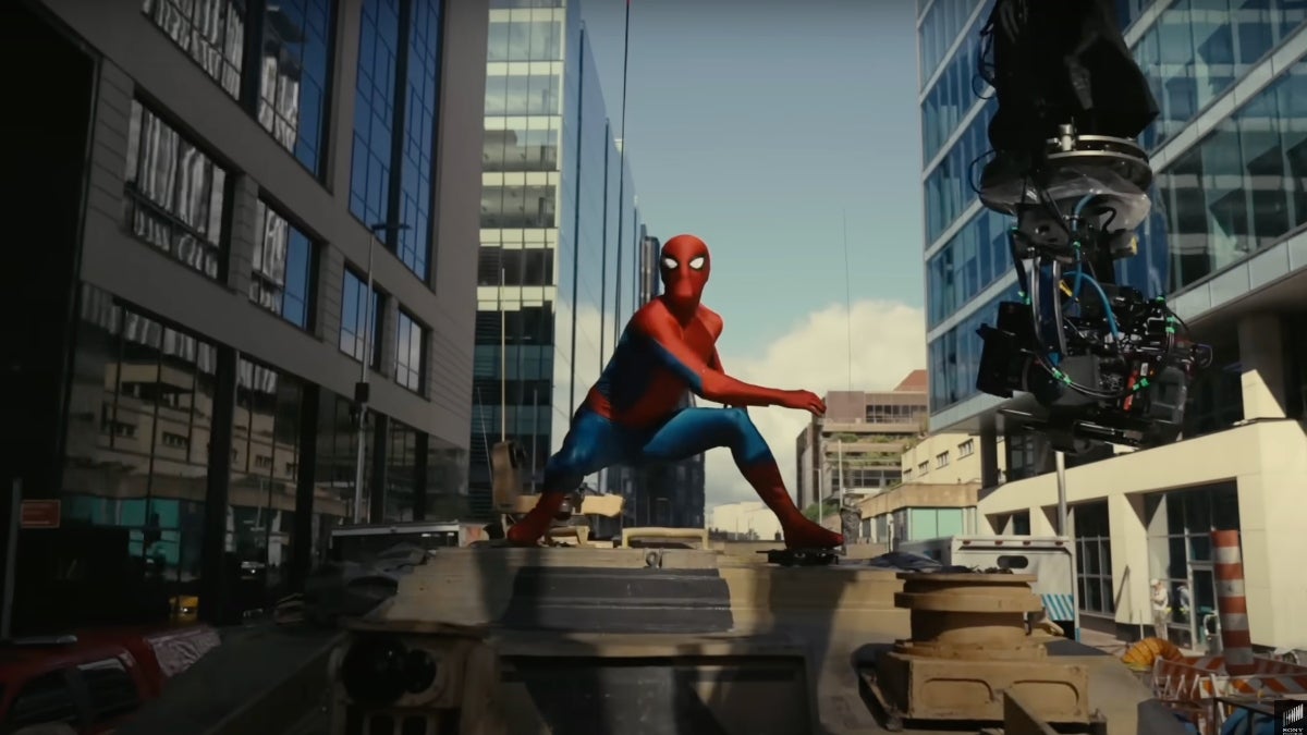 Marvel tourne vers le haut 'Spider-Man 4' Sneak Peek du premier jour de Tom Holland sur le plateau | Vidéo