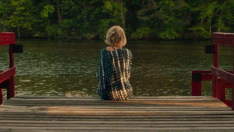 La bande-annonce de 'Bone Lake' promet un week-end romantique sanglant pour 4