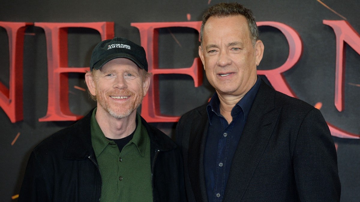 Ron Howard admet qu'il se transforme en l'impression de Tom Hanks de lui tout en dirigeant l'acteur - même si