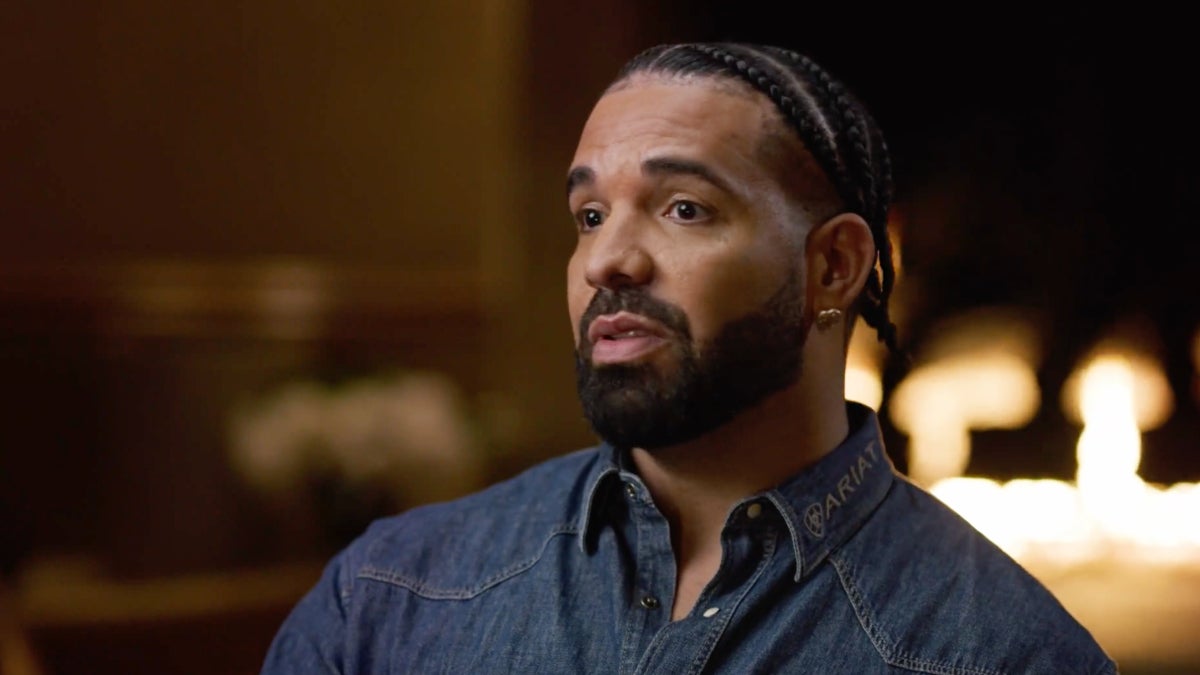 `` Degrassi: quoi qu'il en soit '' Doc Trailer présente Drake et d'autres étoiles passées qui regardent en arrière sur l'emblématique