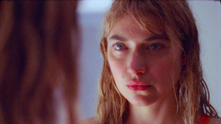 Le premier film de Kristen Stewart, « La Chronologie de l'eau », obtient une première bande-annonce kaléidoscopique