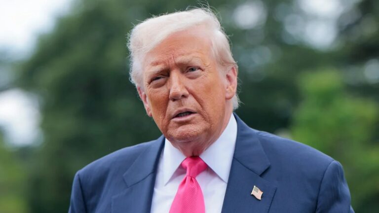 Plus de 2 300 membres de la WGA font exploser Trump 'Assaut autoritaire' sur Free Press in Open Letter