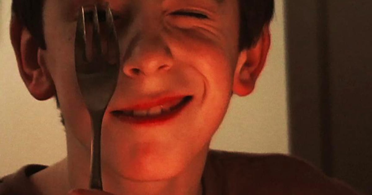 Remake - First-look Review | Little blanc mensonges