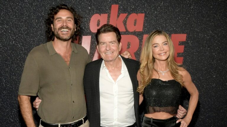 Charlie Sheen explique pourquoi Emilio Estevez et papa Martin n'ont pas participé à son Doc Netflix