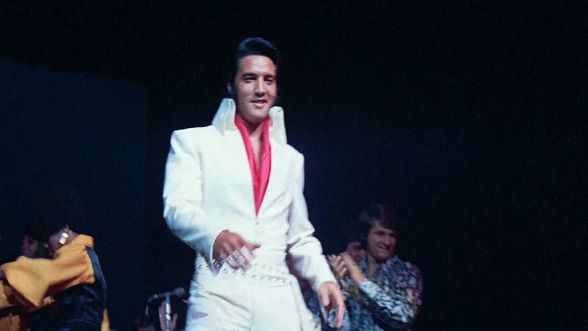 Baz Luhrmann a trouvé des images d'Elvis perdues depuis longtemps pour un nouveau doc ​​dans les mines de sel du Kansas: `` Comme les raiders de la