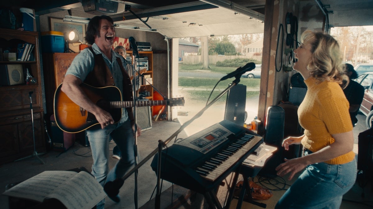 Hugh Jackman canalise Neil Diamond dans la première bande-annonce 'Song Sung Blue'