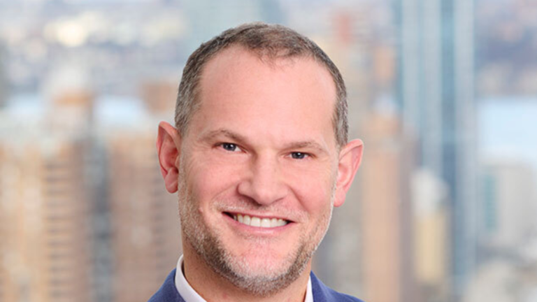 Le directeur des communications de Paramount Justin Dini sort