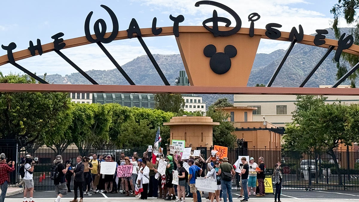Appels Mount à Hollywood pour annuler Disney +, Hulu pour défendre Jimmy Kimmel