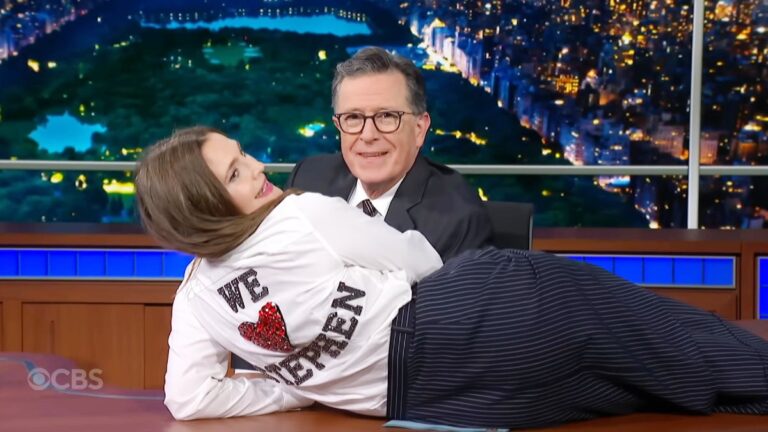 Drew Barrymore recrée le célèbre cascade de David Letterman avec Stephen Colbert: «Tu veux que je fasse un