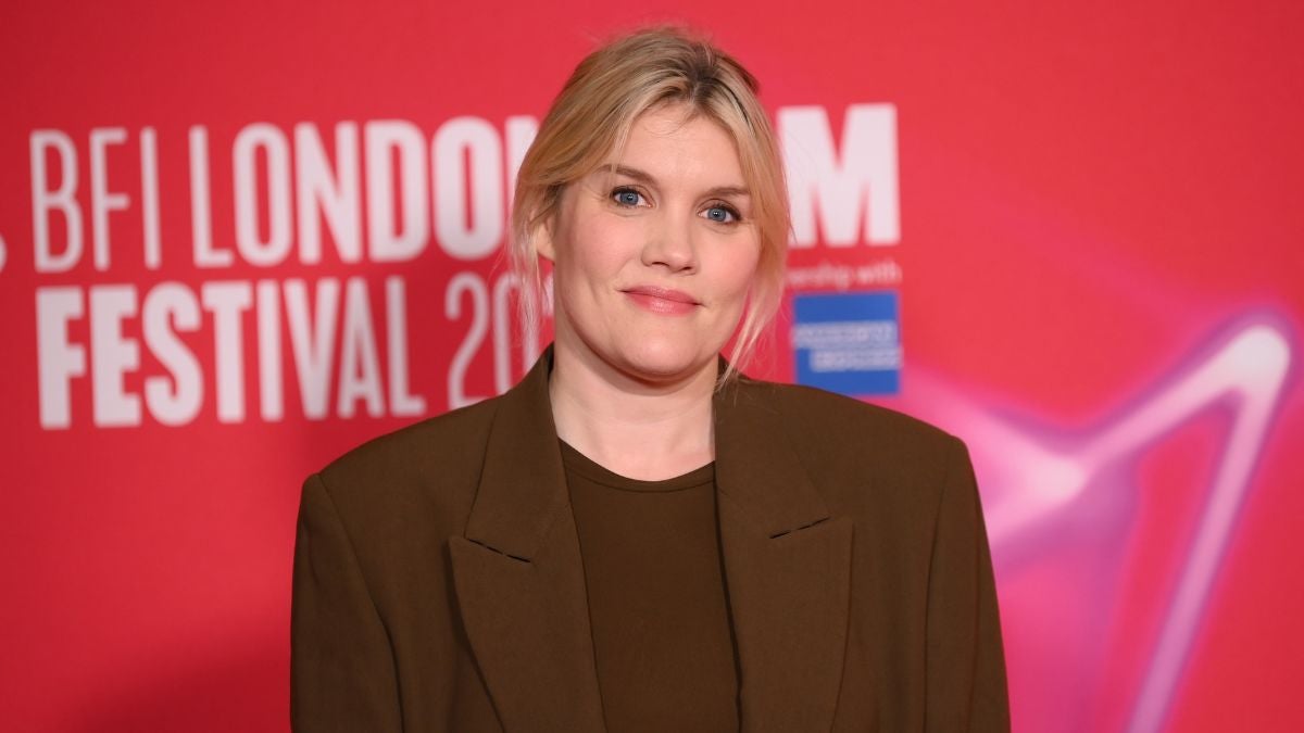 Emerald Fennell défend le casting Margot Robbie et Jacob Elordi dans «Wuthering Heights» après fan