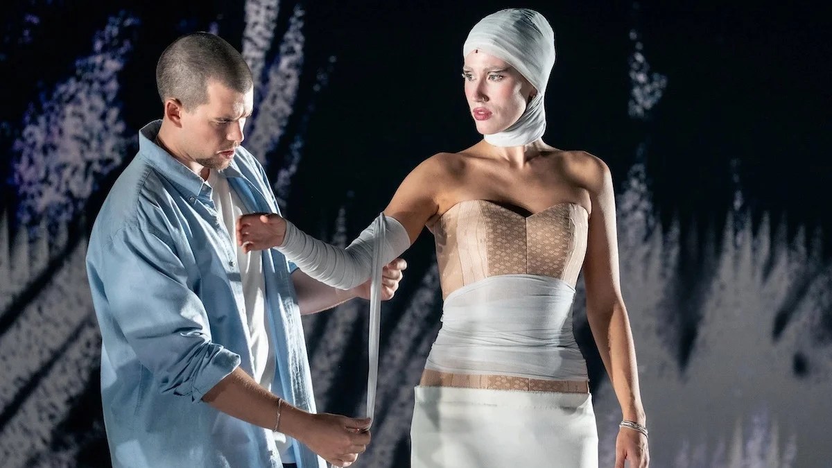 `` House of McQueen '' Off Broadway Review: Luke Newton triomphe contre