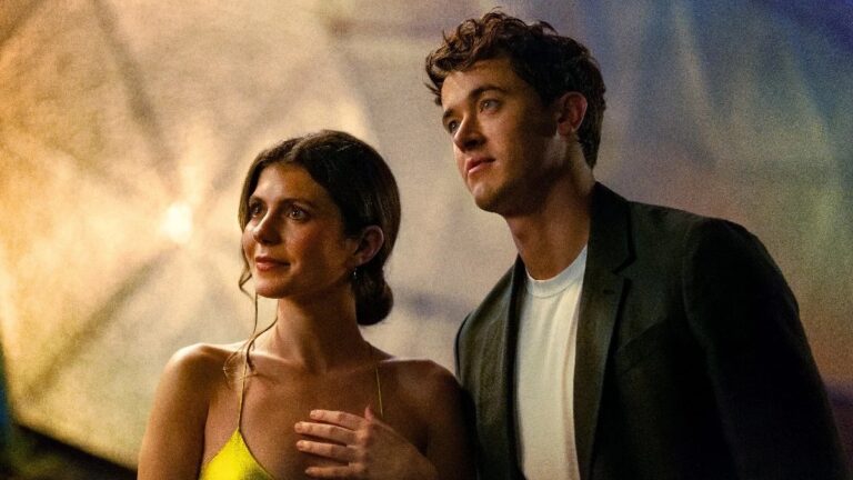 La bande-annonce « des personnes que nous rencontrons en vacances '' révèle la chimie d'Emily Bader et Tom Blyth en tant qu'Alex et