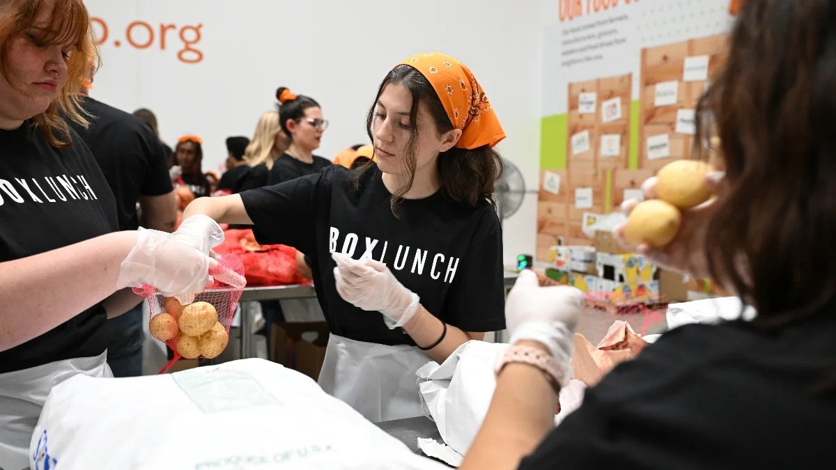 Le magasin de marchandises de la culture pop BoxLunch célèbre un partenariat de 10 ans avec Feeding America |