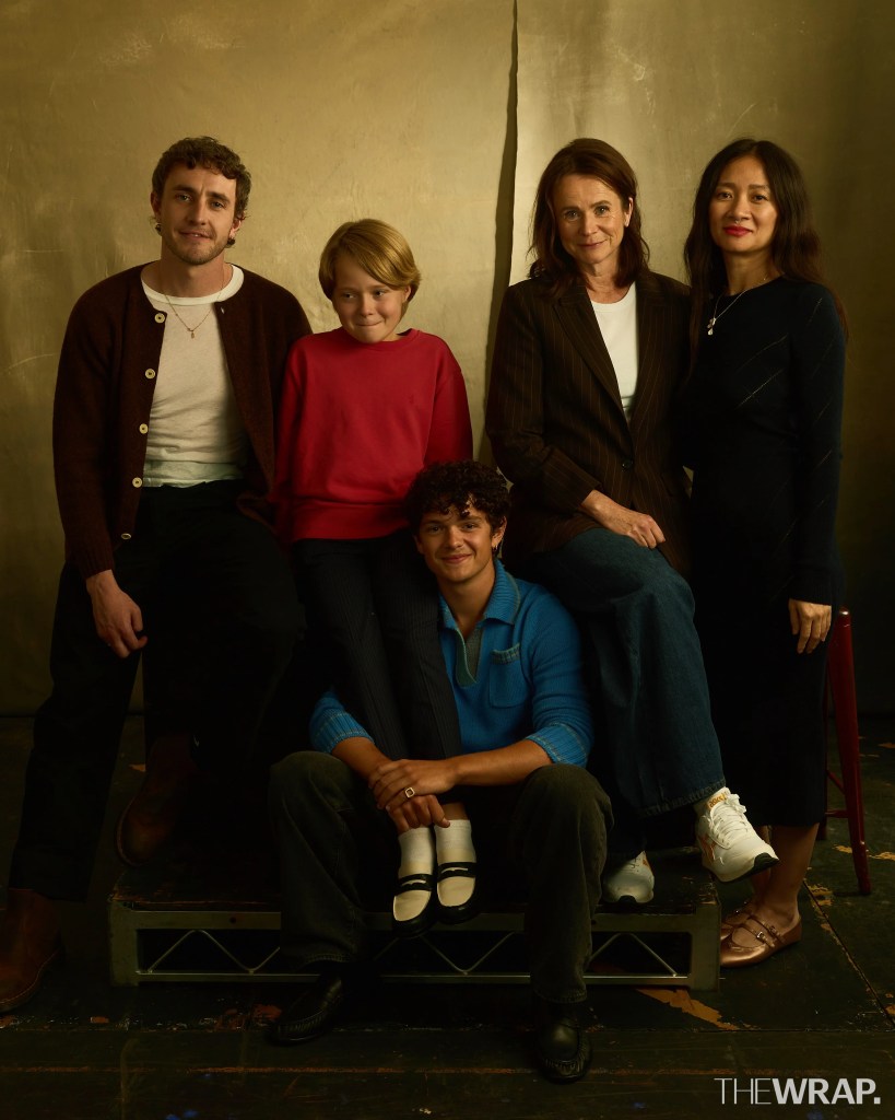 Paul Mescal, acteur, Jacobi Jupe, acteur, Noah Jope, Emily Watson, actrice, et Chloé Zhao, réalisateur, écrivain, «Hamnet»