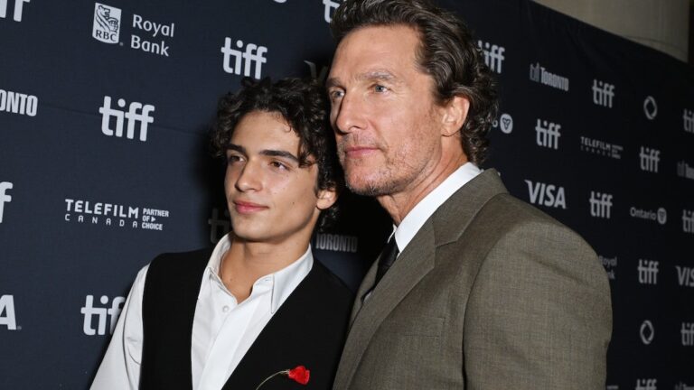 Matthew McConaughey pense que son fils va être «claqué» pour le népotisme à Hollywood: «Les couteaux sont