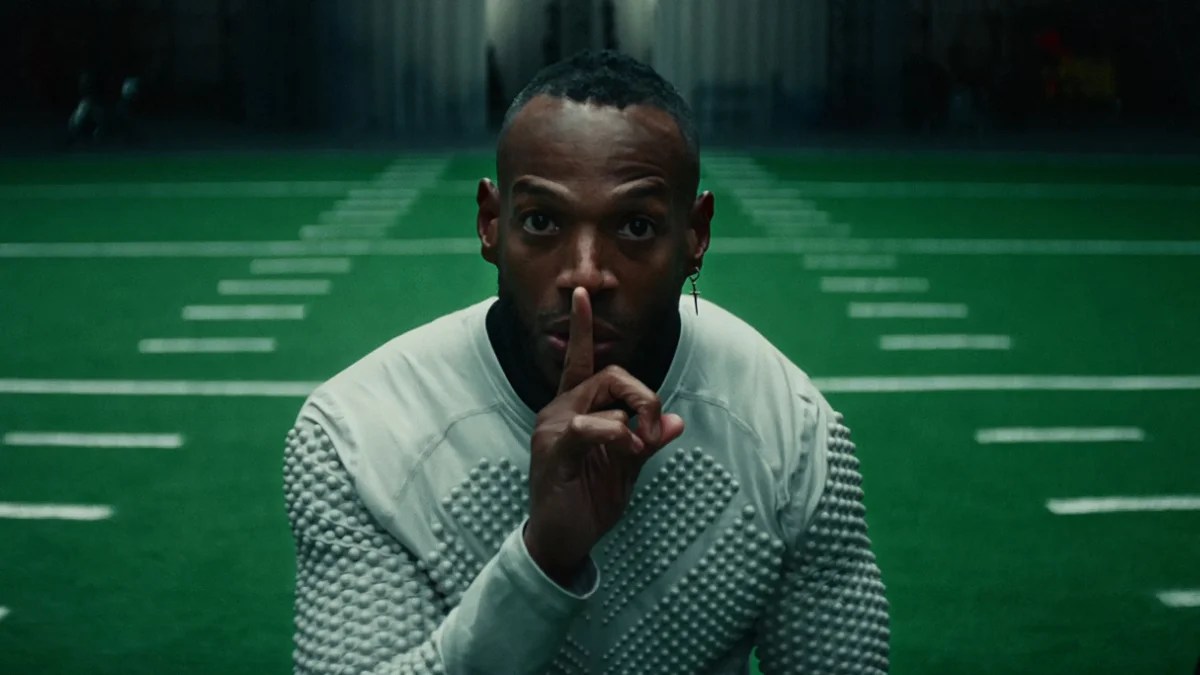 Revue 'Him': Marlon Wayans apporte son jeu A à l'horreur pro-football ennuyeuse et prévisible