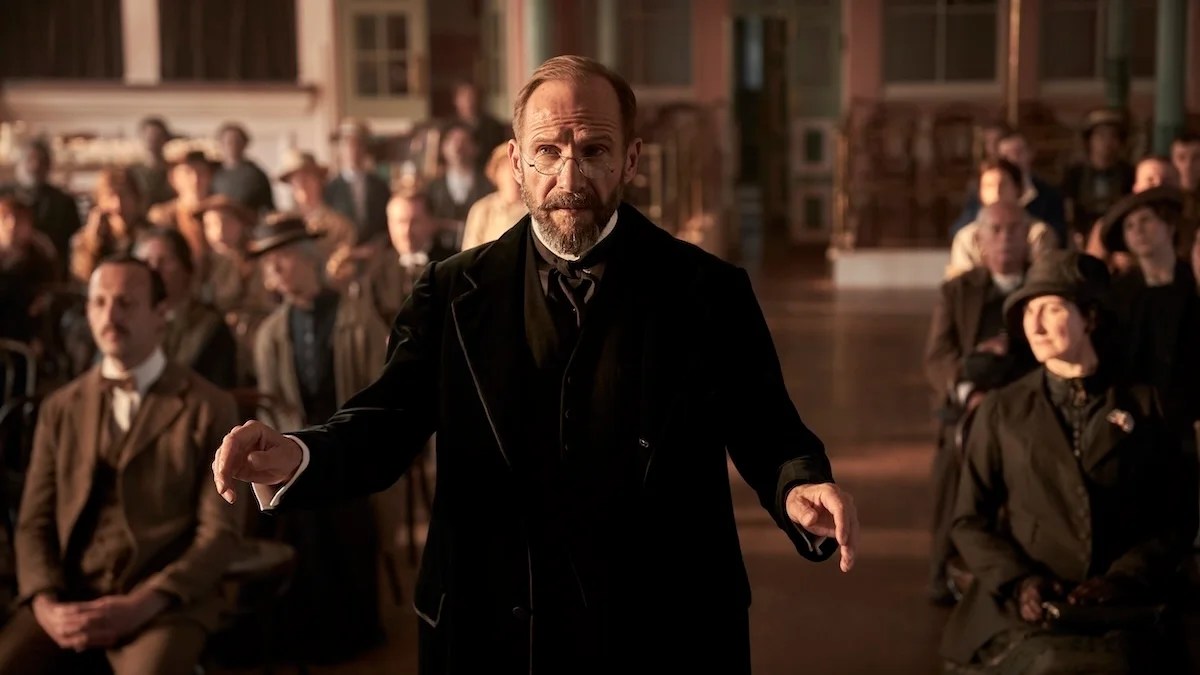 Revue `` The Choral '': Ralph Fiennes ne peut pas sauver un drame trop sincère et étouffant de la Première Guerre mondiale
