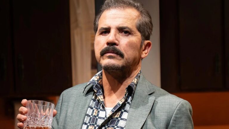 Revue de Broadway 'The Other Americans' ': Channeaux John Leguizamo