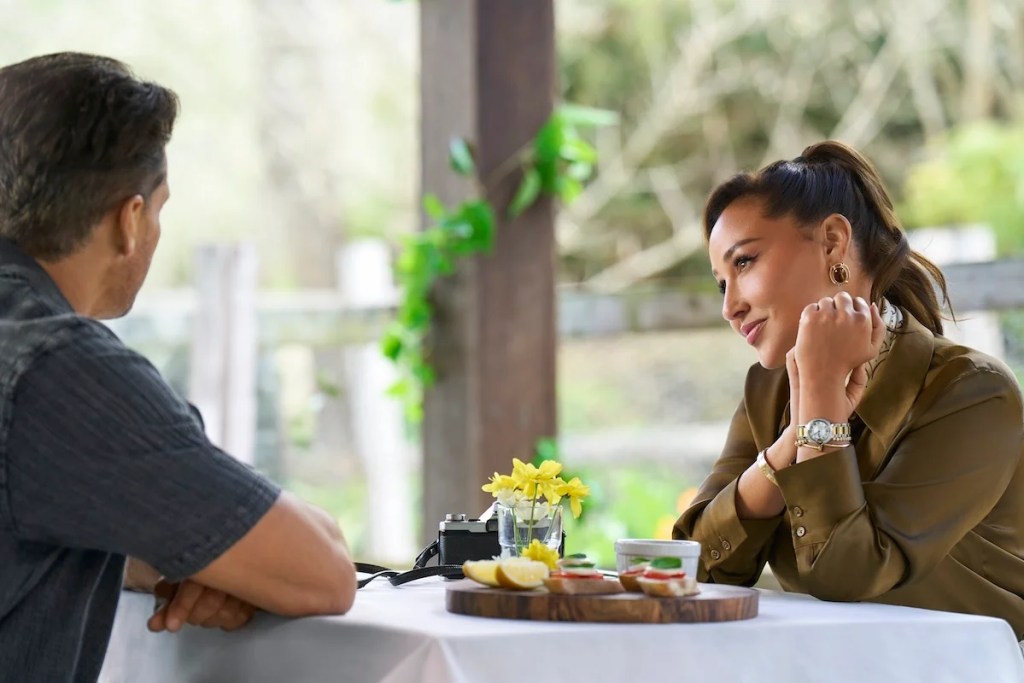 1759796299 865 Adrienne Bailon Houghton dirige le Rom Com de 39Chef39s Kiss39 dans le