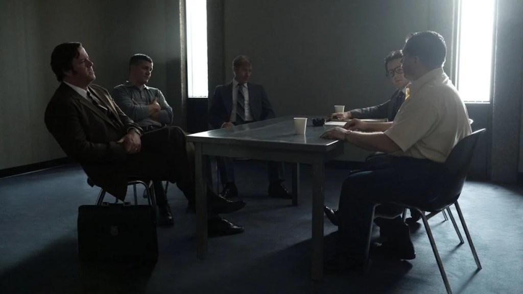 diable-déguisé-john-wayne-gacy-chris-sullivan-hamish-allan-headley-james-badge-dale-michael-angarano-michael-chernus-peacock
