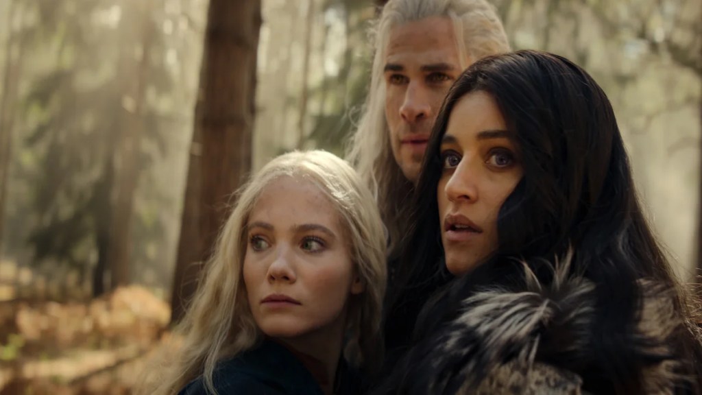 Freya Allan dans le rôle de Ciri, Liam Hemsworth dans le rôle de Geralt et Anya Chalotra dans le rôle de Yennefer dans "The Witcher" (Crédit : Netflix)